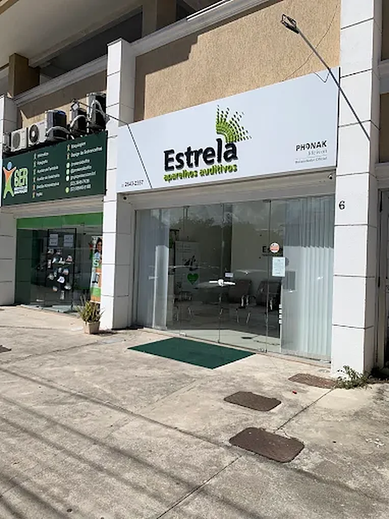 Fachada da loja Estrela em Cabo Frio, com letreiro branco e vitrine de vidro